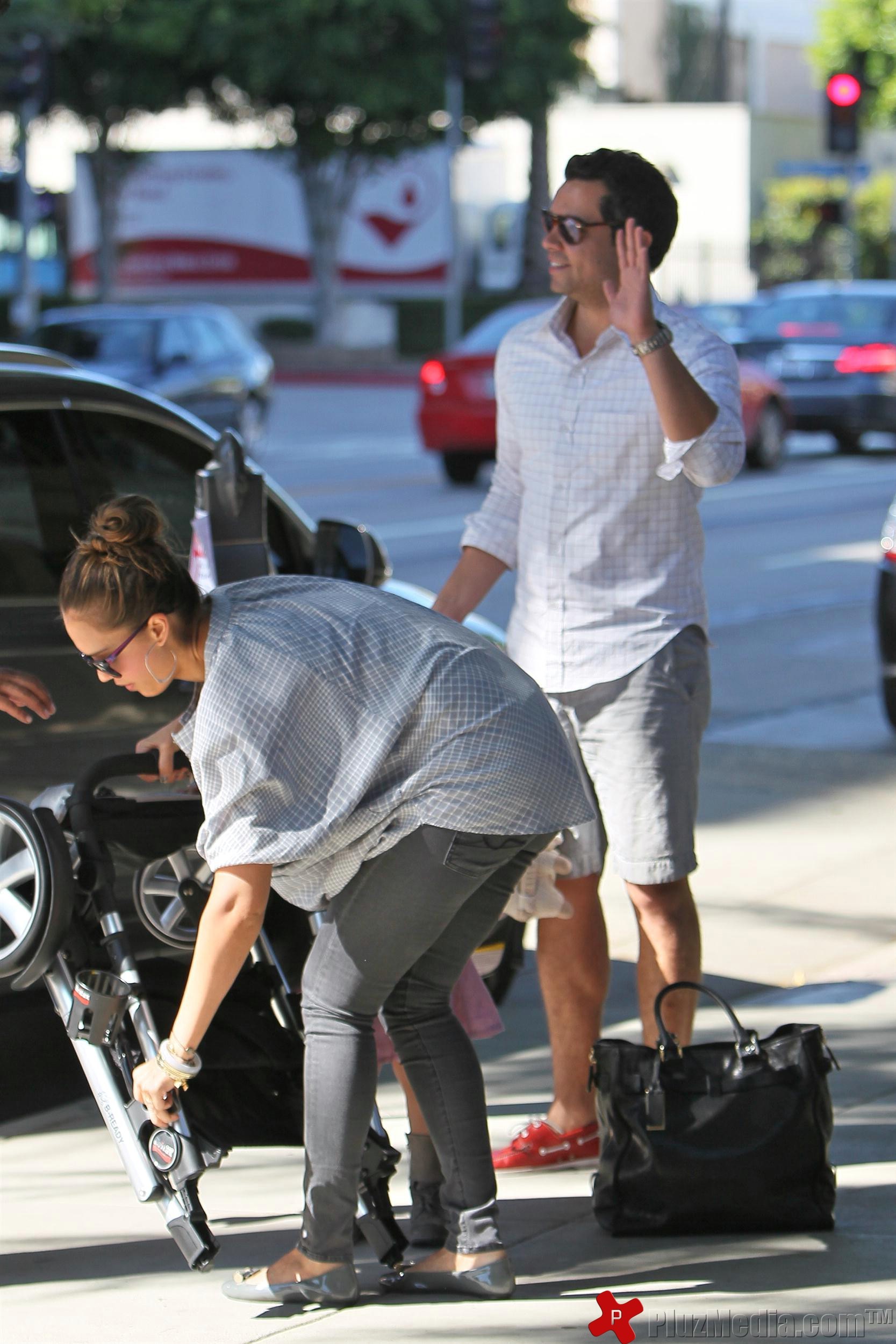 Jessica Alba and Cash Warren take Honor Marie and new baby Haven for breakfast | Picture 98018